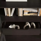 Libreria nera in stile moderno con ante in vetro e cassetti, montaggio per 1 persona