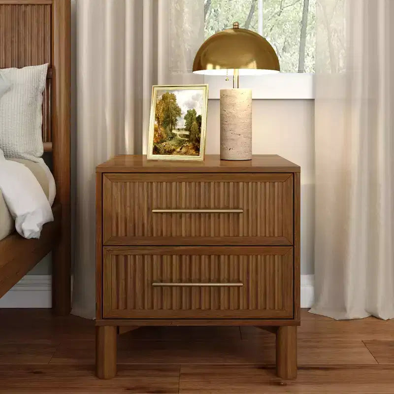 Comodino marrone scanalato a 2 cassetti con maniglie in ottone – Montaggio 1 persona