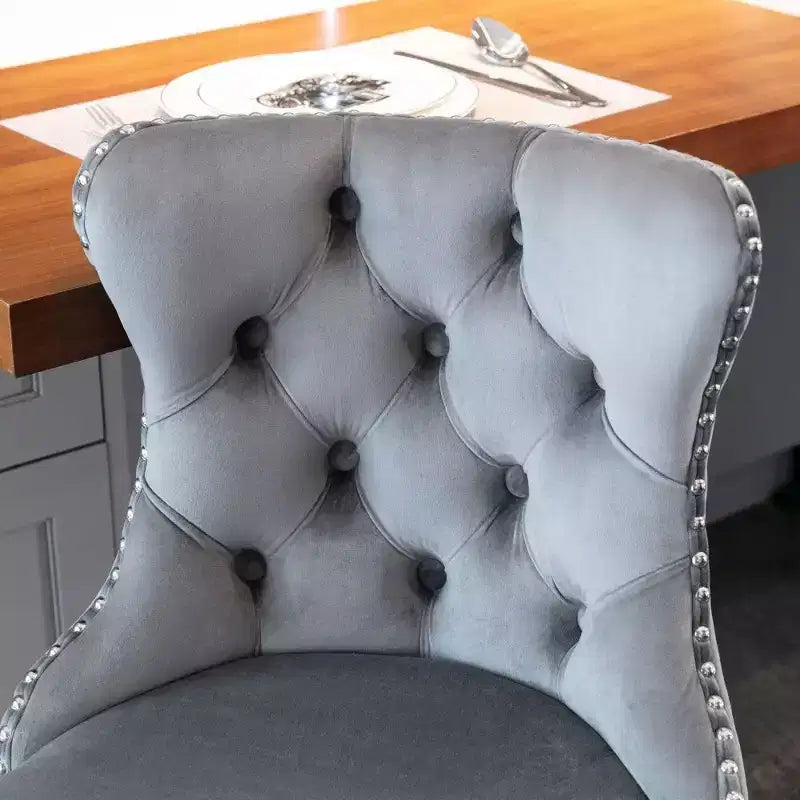 Sgabello da Bar Girevole in Velluto Grigio, Schienale Medio Trapuntato, Base Cromata, Set da 2